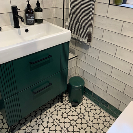 Green black and white patterned bathroom