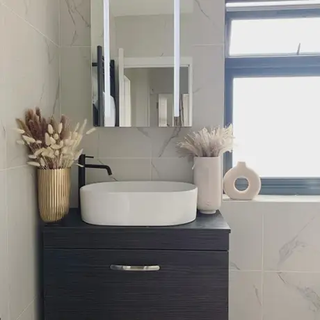 Marble tiled bathroom walls