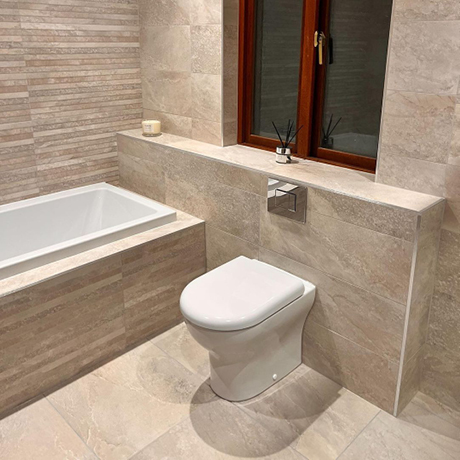 Fully coordinated bathroom with décor