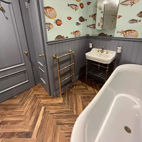 Wood-inspired bathroom with Sherwood Mahogany in a herringbone layout