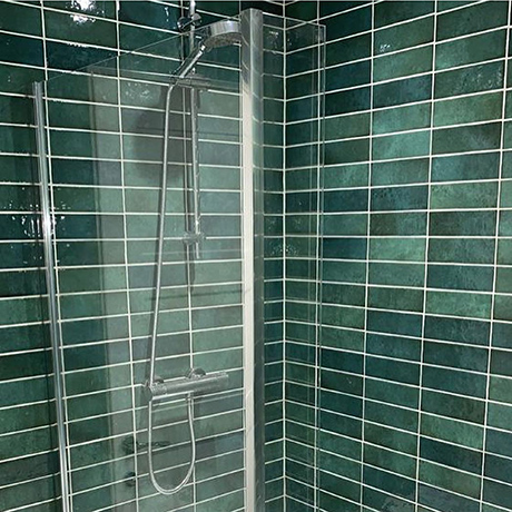 Showerwall tiled in Dyroy Green