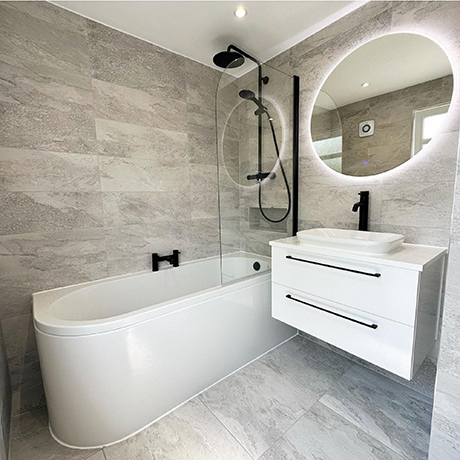 Crisp bathroom with white and black features tiled in Nature Grey