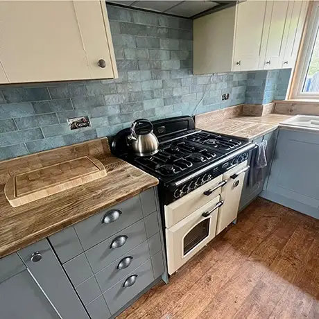 Wood-inspired kitchen featuring Dyroy Aqua