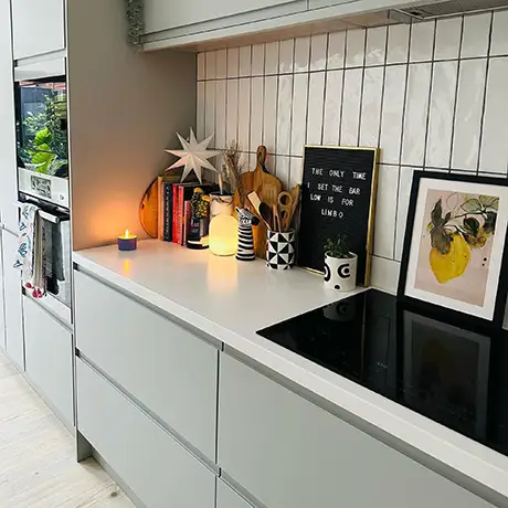 Modern kitchen with Poitiers White splashback