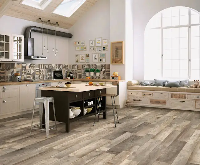 Rustic kitchen with wood-effect tiles