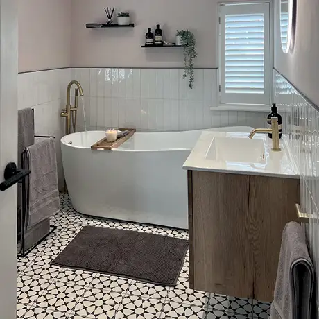 Monochrome bathroom with verticle stacked tiles