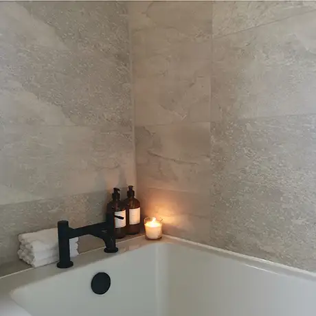 Bath corner with Nature Bone tiled on the wall
