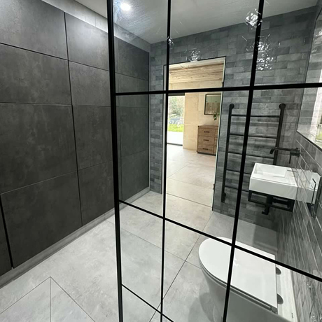 Contemporary bathroom with Dyroy Grey