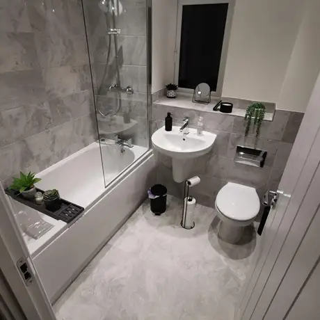 Grey and plant-inspired bathroom with Marbles Versus