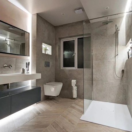 Beige-coloured bathroom with Marmori Royal Cream