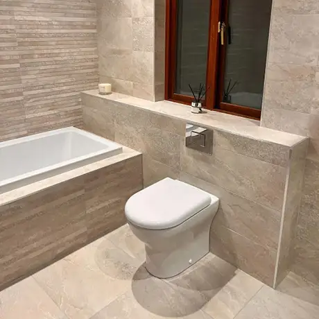 Fully coordinated bathroom with décor