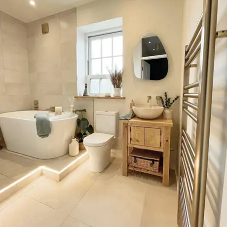 Split level bathroom using rock beige tiles