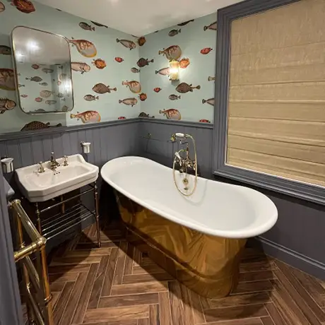 Eclectic bathroom with wood-effect tiles on floor