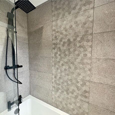Showerwall featuring Buxy Grey and coordinating Hexagon Décor