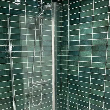 Showerwall tiled in Dyroy Green