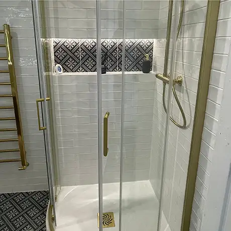 Luxurious bathroom with showerwall tiled in Poitiers White