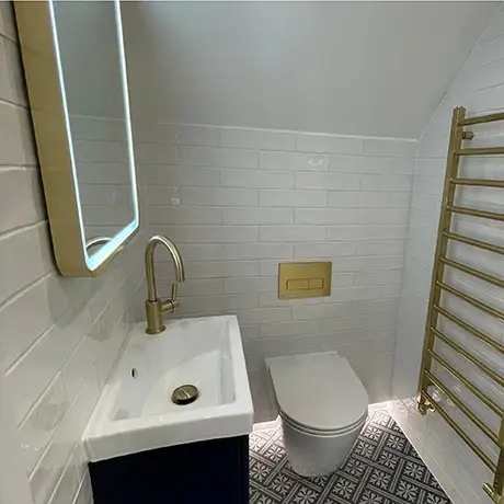 Bathroom with gold accessories tiled in Poitiers White