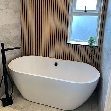 Freestanding bath with Nature Grey tiled on the walls and floor