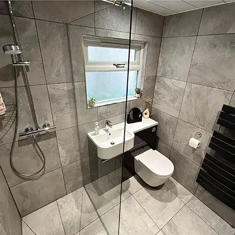 Bathroom with walk-in shower fully tiled in Nature Grey
