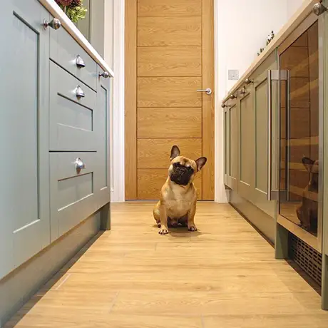 Light wood coloured tiles on kitchen floor