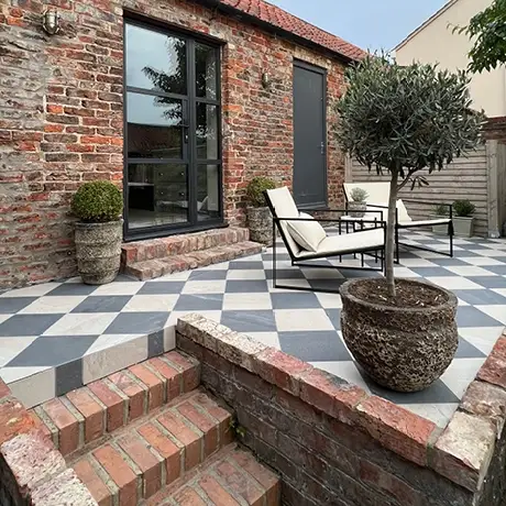 Trendy garden space with British Stone Beige and Anthracite