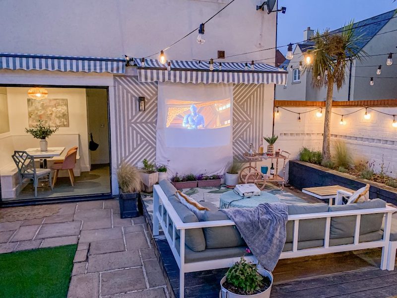 Garden with screen to make an outdoor cinema