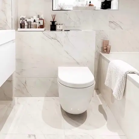 White marble bathroom with Calacata tiles