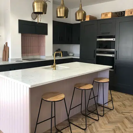Cosy glam kitchen with pink tiles